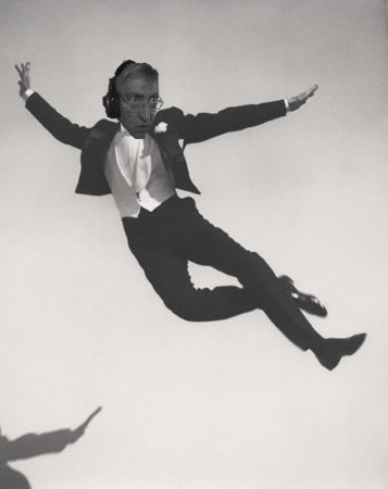 00:54 <cucuyo> hehe, se imaginan al juande con canotier y stick bailando esto?